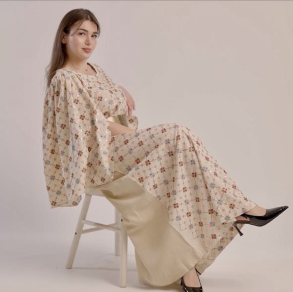 جلابية فاخرة بتطريز وكم مفتوح مع حزام ذهبي